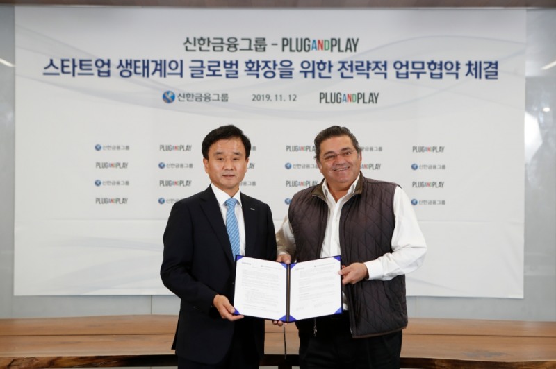 신한금융그룹은 11월 12일 서울 중구에 위치한 신한퓨처스랩에서 글로벌 탑 엑셀러레이터 'Plug and Play'와 스타트업 생태계 글로벌 확장을 위한 전략적 업무협약(MOU)을 체결했다. 이날 행사에 참석한 신한금융지주회사 박우혁 부사장(사진 왼쪽)과 Plug and Play 사이드아미디 대표(사진 오른쪽)가 기념촬영을 하고 있다. / 사진= 신한금융지주