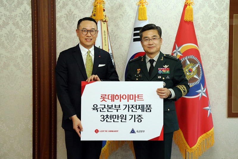 롯데하이마트 이동우 대표이사(사진 왼쪽)와 서욱 육군참모총장(사진 오른쪽). /사진제공=롯데하이마트