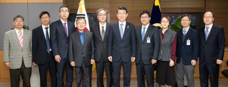 11월 13일 은성수 금융위원장(왼쪽에서 여섯째)과 송의영 공적자금관리위원회 민간위원장(왼쪽에서 다섯째, 서강대 교수)을 비롯한 민간위원들이 기념사진을 찍고 있다. / 사진= 금융위원회