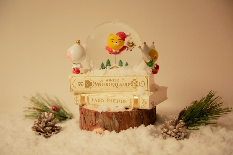 △카카오프렌즈의 윈터 원더랜드 테마 굿즈의 모습. 라이언 스노우볼의 모습/사진=카카오IX