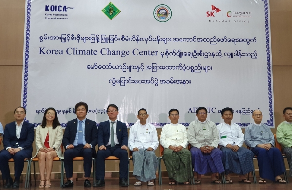 △ 김소희 기후변화센터 사무총장, 유웅환 SKT 센터장, 정영수 미얀마 대사, 아웅 뚜 농림부 장관(왼쪽 두 번째부터). /사진=SKT