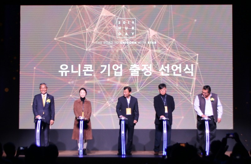 11월 13일 여의도 The-K타워에서 열린 ‘2019 HUB Day’에서 (왼쪽부터) 윤종규 KB금융그룹 회장, 이혜민 핀다 대표, 정부석 EYL 대표, 최현길 메인라인 대표, Saeed Amidi PNP CEO가 함께 미래 유니콘 기업 출정 선언을 하고 있다. / 사진= KB금융지주