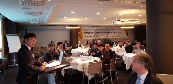 ▲정운수 한국거래소 코스닥시장본부장이 지난 13일 벨기에 브뤼셀에서 유망기업을 대상으로 코스닥시장 현황 및 상장제도 등에 대해 설명하고 있다./ 사진=한국거래소