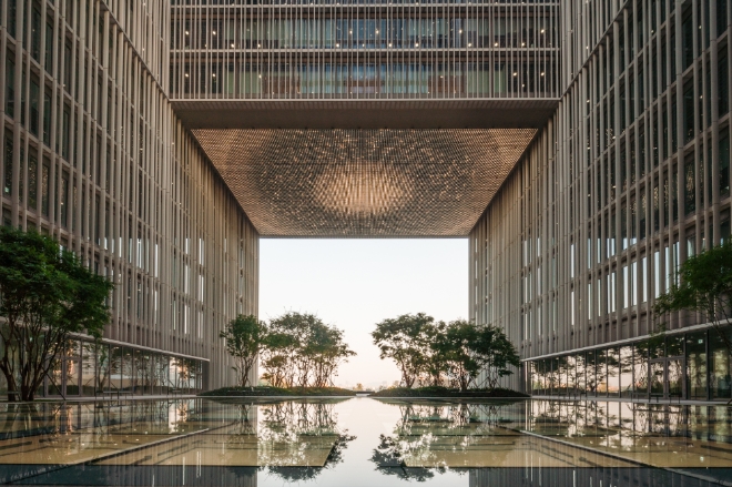 자연 채광이 건물 1층 로비까지 투과하는 '미러폰드'가 특징인  가든즈 5층. 제공=현대건설