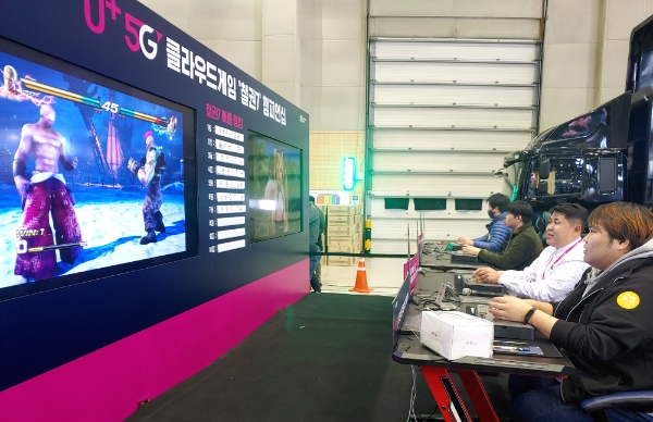 △ U+5G 클라우드 게임 ‘철권7’ 챔피언십에서 관람객들이 대전을 벌이고 있는 모습. /사진=LG유플러스