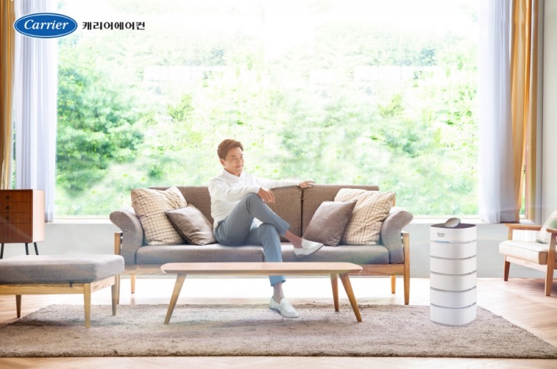 △캐리어에어컨 모델 배우 이서진과 캐리어 클라윈드 공기청정기 기기의 모습/사진=오승혁 기자(자료 편집)