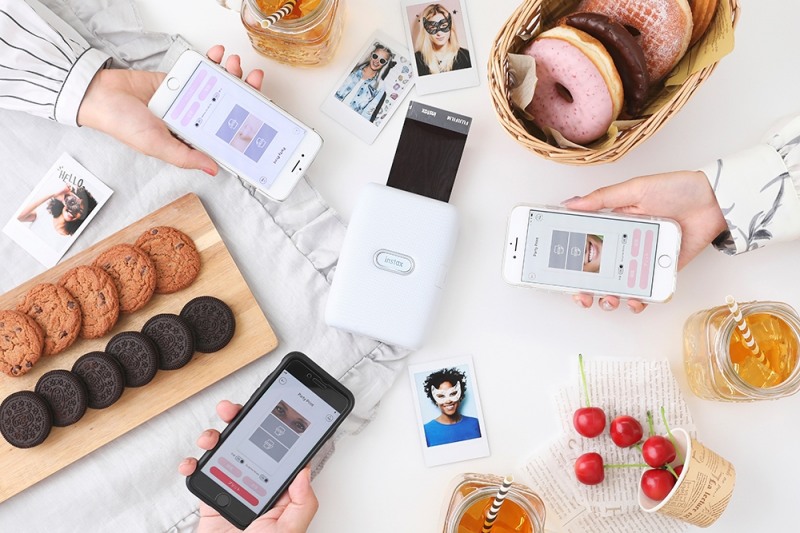 △한국후지필름에서 출시하는 인스탁스 미니 Link가 제공하는 펀 모드를 활용하여 즐기는 모습/사진=오승혁 기자(자료 편집)