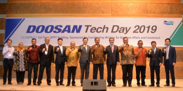 △ 김창범 주인도네시아 대사와 리드완 자말루딘 인도네시아 해양조정부 차관, 이현순 두산그룹 기술담당 부회장(왼쪽 일곱 번째부터) 등 ‘두산 테크데이’에 참가한 관계자들. /사진=㈜두산