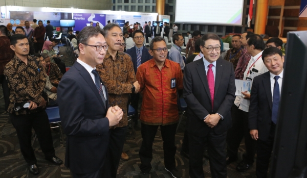 △ 리드완 자말루딘 인도네시아 해양조정부 차관(오른쪽 네 번째)과 이현순 두산그룹 기술담당 부회장(오른쪽 두 번째)이 ‘두산 테크데이’에서 두산산업차량 제품에 대한 영상을 시청하고 있다. /사진=㈜두산