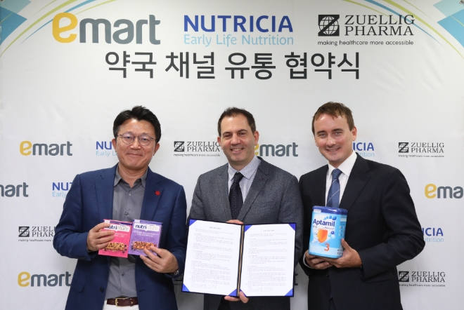 이마트는 14일 글로벌 의약품 전문 유통회사 쥴릭파마코리아(Zuellig Pharma Korea)와 뉴트리시아(Nutricia) 제품 국내 의약품 유통 채널 판매에 대한 파트너십 협약을 체결했다. /사진=신세계그룹.