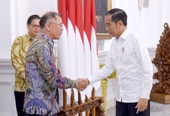 정의선 현대차 수석부회장(왼쪽)과 조코 위도도 인도네시아 대통령이 지난 7월25일 자카르타 대통령궁에서 만났다. 