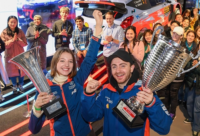 모델 안젤리나 다닐로바(왼쪽)와 유튜버 에밀 빅터 프라이스. (제공=현대차그룹)