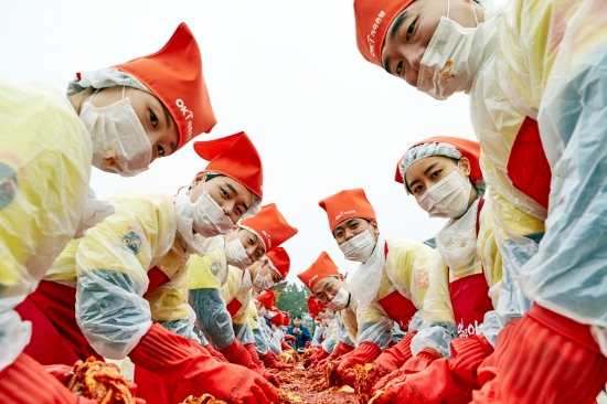 지난 16일 경기 안산에서 열린 ‘OK 저축은행 사랑의 김장나눔’ 행사에서 OK저축은행 임직원들이 김장을 하고 있다. / 사진 = OK저축은행