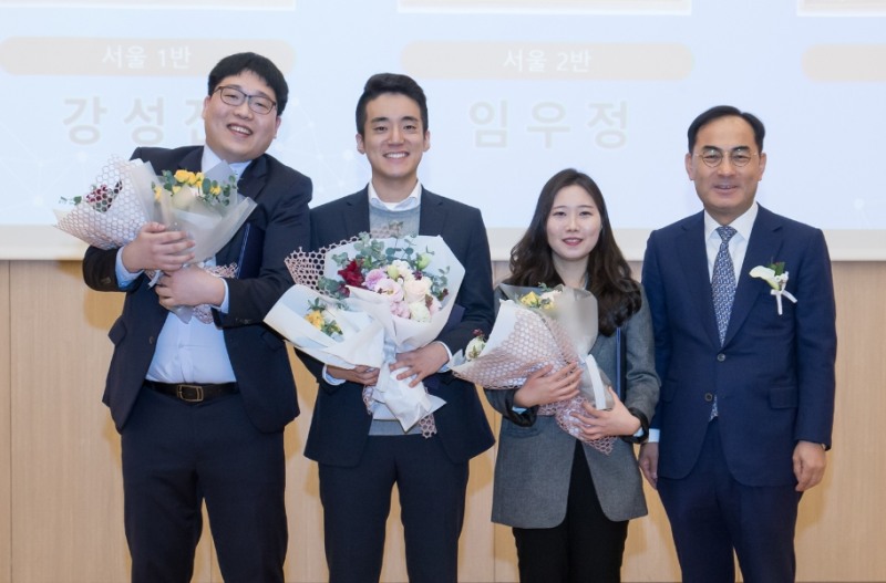 △노희찬 삼성전자 사장과 상을 받은 수료생들이 기념 촬영을 하고 있다/사진=삼성전자