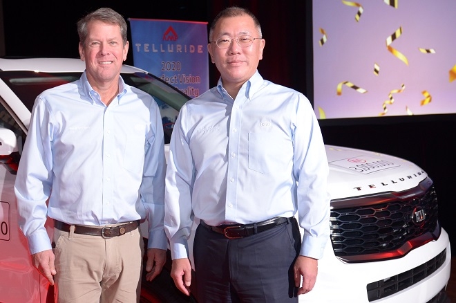 브라이언 켐프 조지아주 주지사(왼쪽)과 정의선 현대자동차그룹 수석부회장. (사진=기아차)