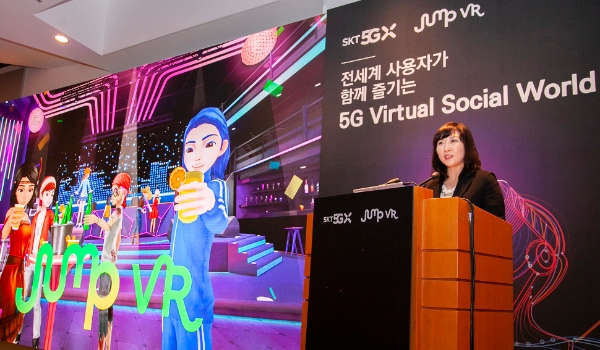 △ 전진수 SK텔레콤 5GX서비스사업단장이 ‘버추얼 소셜 월드’를 소개하는 모습. /사진=SK텔레콤