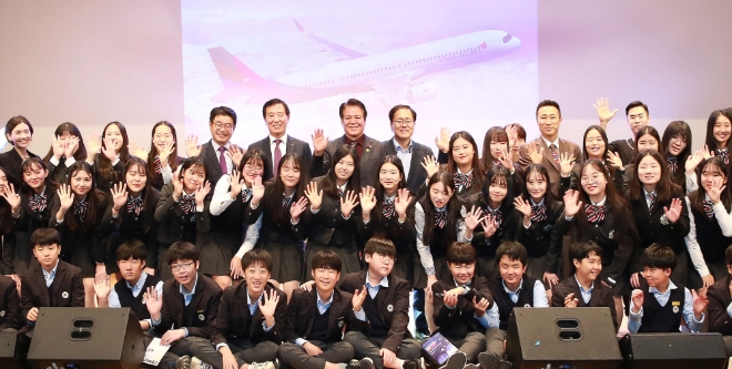 18일 안양시청 대강당에서 열린 '제9회 아시아나 드림페스티벌'에서 한창수 아시아나항공 사장이 직접 교육기부 특강 강사로 나섰다. /사진=아시아나항공.