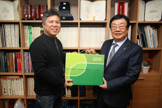 DB손해보험은 11월 한달 간 '2019 고객 바로 알기'행사의 일환으로 '휴면 및 미지급보험금 찾아주기'와 '우수고객 및 서비스 경험 고객에 대한 감사'캠페인을 실시한다. 김정남 DB손보 사장이 서울시 신사동에 거주하는 윤훈기 고객을 방문하여 고객바로알기 행사의 취지를 설명하고 보험상품과 서비스에 대한 의견 및 제안 사항을 청취하는 시간을 가졌다.