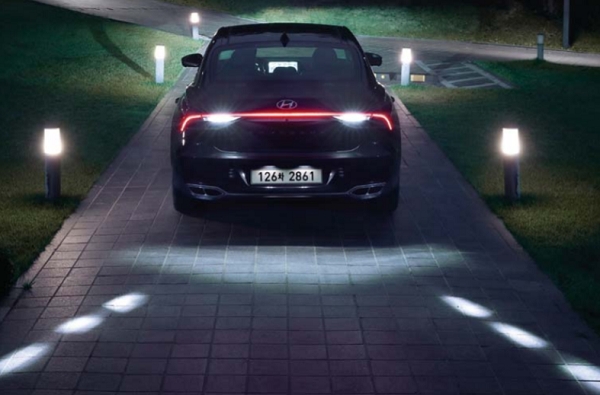 신형 그랜저, 후진 가이드 램프.