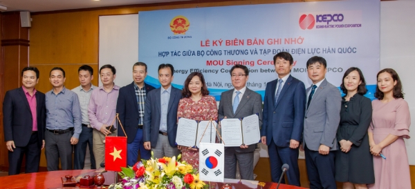 △ 응엔 티 람 베트남 산업통상부 에너지국장(왼쪽)과 이종환 한전 기술혁신본부장(오른쪽). /사진=한전