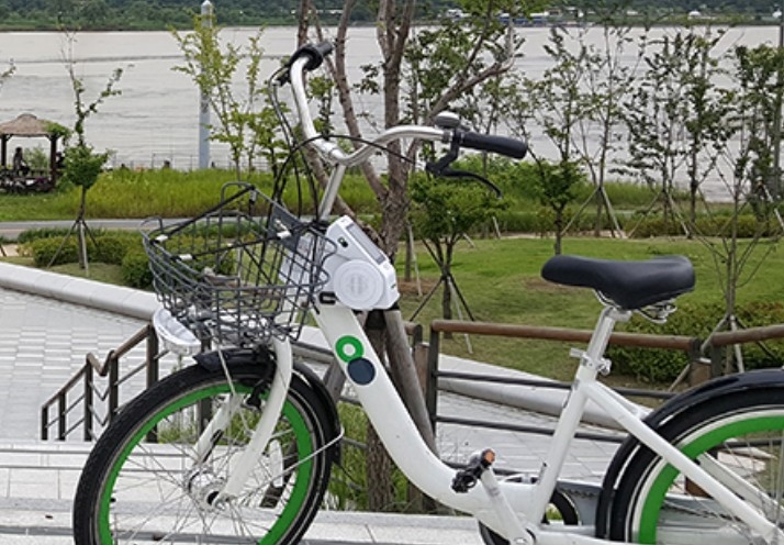 △한강변에 주차된 따릉이 자전거의 모습/사진=오승혁 기자(서울시 자료 편집)