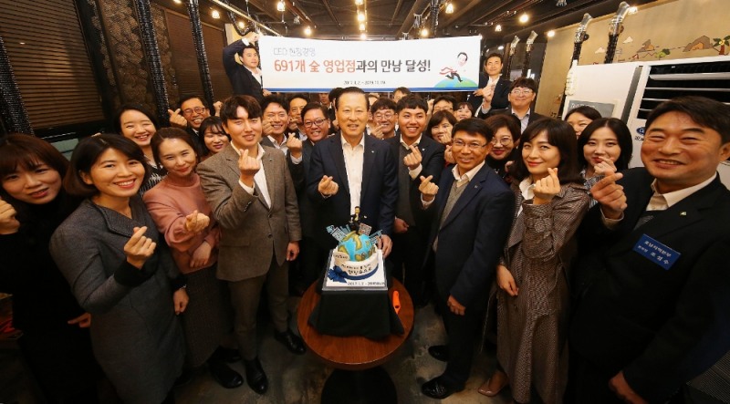 11월 19일 김도진 IBK기업은행장이 군산지역 지점 직원들과 함께 기념사진을 찍고 있는 모습. / 사진= IBK기업은행