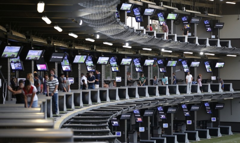 △미국 탑골프 매장을 찾은 고객들이 LG전자 디지털 사이니지가 설치된 시설을 즐기고 있다/사진=LG전자