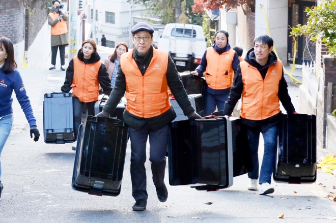 한화갤러리아는 19일 서울 서초구에 위치한 한 재건축 단지에 길고양이 50여 마리가 안전한 겨울을 보낼 수 있도록 인프라를 구축해주는 특별한 사회공헌 활동을 진행했다. /사진=한화갤러리아.