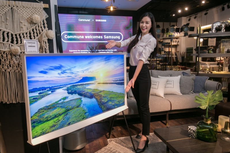 △삼성전자 모델이 더 세리프 TV 55형을 소개하고 있다/사진=삼성전자