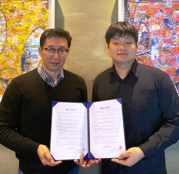△김재형 비즈모델라인 대표(왼쪽), 최성훈 에임스 대표(오른쪽)이 업무제휴 체결하는 모습/사진=오승혁 기자(자료 편집)