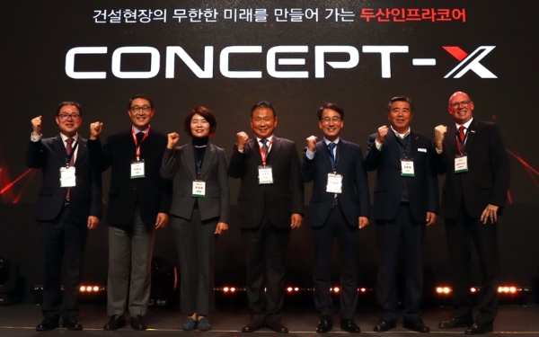 △ 한효덕 LH공사 건설기술본부장과 이현순 두산그룹 기술담당 부회장, 한정애 국회의원, 손동연 두산인프라코어 사장, 이원욱 국회의원, 김동일 보령시장, 앤드류 알렌 보쉬 사장(왼쪽부터). /사진=두산인프라코어
