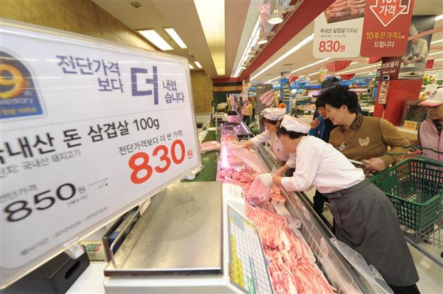 공정위에 따르면 롯데마트는 2012년 7월부터 2015년 9월까지 '삼겹살 데이' 가격할인 행사 등 92건의 판촉 행사를 진행하면서 할인에 따른 비용을 사전 서면약정 없이 돼지고기 납품업체가 부담하도록 했다. /사진=롯데쇼핑