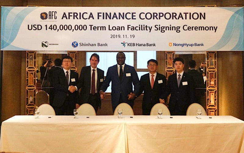 신한금융그룹 GIB사업부문은 11월 19일(현지시간) 영국 런던에 위치한 포시즌스 호텔에서 아프리카 금융공사(AFC, African Finance Corporation)와 1억4000만 달러 규모의 신디케이션론 약정을 체결했다. 이날 행사에 참석한 신한금융그룹 GIB사업부문 정운진 부문장(왼쪽 네번째)과 아프리카금융공사(AFC) 사마일라 쥬바이루(Samaila Zubairu) 대표(왼쪽 세번째) 그리고 참석자들이 기념촬영을 하고 있다. / 사진= 신한금융지주