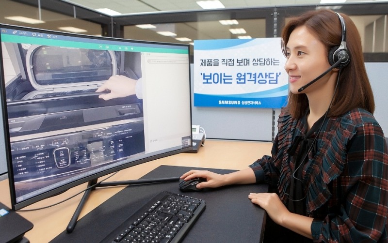 △삼성전자서비스 직원이 제품을 직접 보며 상담하는 원격 상담 서비스를 시연하고 있다/사진=삼성전자서비스