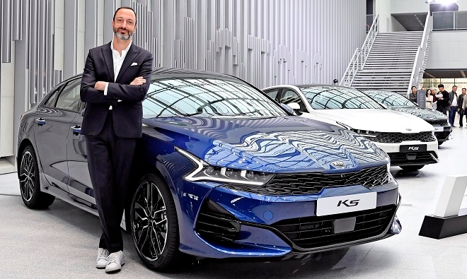 카림 하비브 기아 디자인센터장과 신형 K5.