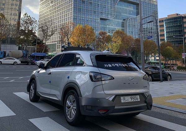 수소전기차 넥쏘 기반의 도심 자율주행차가 서울 강남 현대차 자율주행개발센터 인근에서 시범주행하고 있다.