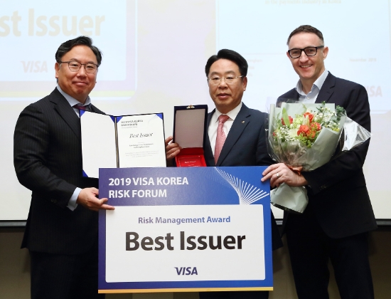 반채운 NH농협카드부사장이 21일 2019 비자 코리아 리스크 포럼에 시상자로 참석, 기념촬영을 하고 있다. / 사진 = NH농협카드