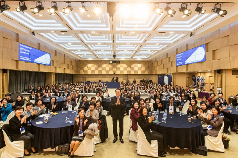 신한금융그룹은 11월 21일 오후 서울 중구 세종대로 본사에서 그룹 내 여성 부서장 이상 임직원과 중간 관리자급 여성 오피니언리더 및 관계자 200여명이 참석한 가운데 '제2회 신한금융그룹 여성리더 쉬어로즈 컨퍼런스(SHeroes Conference)'를 개최했다. 이날 행사에 참석한 신한금융그룹 조용병 회장(사진 가운데)과 참석자들이 기념촬영을 하고 있다. / 사진= 신한금융지주