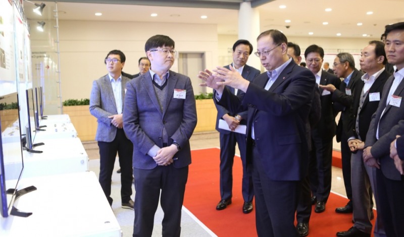 △조성진 LG전자 부회장이 생산라인 자동화 등 협력사 우수사례를 살펴보고 있다/사진=LG전자