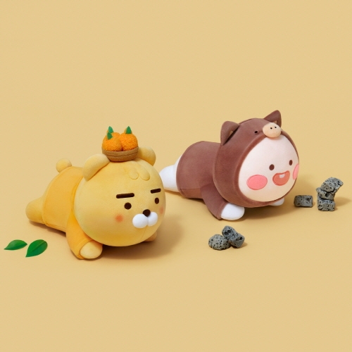 △한라봉을 머리에 이고 있는 라이언과 제주도 특산품 흑돼지 코스튬을 한 어피치의 모습/사진=카카오IX