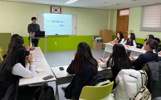 JT저축은행은 지난 21일 1사1교 금융교육 자매결연을 맺은 분당경영고등학교에서 ‘금융권 면접 매뉴얼 대방출’을 주제로 특강을 진행했다. / 사진 = JT저축은행
