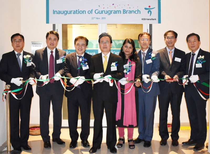 KEB하나은행은 지난 11월 22일(현지시각) 인도 북부 하리아나주(州) 구루그람(Gurugram)시(市)에 '구루그람(Gurugram) 지점'을 개설했다. 사진 왼쪽부터 안영진 현대자동차 상무, 양승진 KEB하나은행 구루그람지점장, 권호상 KEB하나은행 유럽중동지역대표, 신봉길 주인도대한민국대사, 란주씩티아 (Ms. Ranju Sigtia) ICICI은행 대표(FIG Head), 김문영 코트라 서남아지역본부장, 김진옥 KC코트렐 부사장, 박의돈 재인도한인회장. / 사진= KEB하나은행