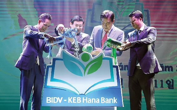 2019년 11월 11일 베트남 하노이에서 열린 KEB하나은행의 BIDV 전략적 투자자 지위 취득식에서 김정태 하나금융지주 회장(오른쪽에서 두번째)이 나무 물주기 세리머니를 하고 있다. / 사진= KEB하나은행