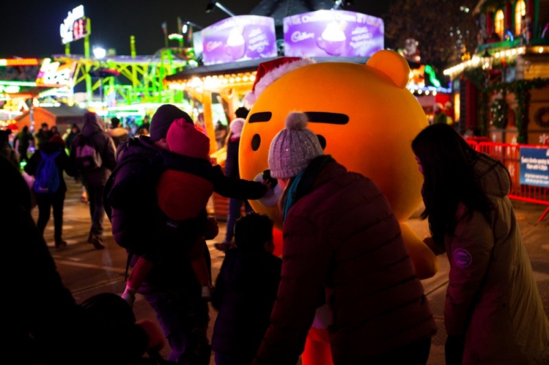 △카카오프렌즈 영국 팝업스토어에서 라이언을 보고 있는 관람객들/사진=카카오프렌즈
