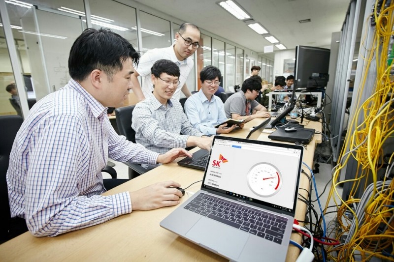 △SK브로드밴드 관계자들이 다파장 유선 가입자망 가상화 기술 개발을 시연하고 있다/사진=SK브로드밴드