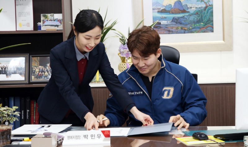 NC다이노스 소속 박민우 선수가 경남은행 명예지점장 위촉식 후 업무를 보고 있다./사진=경남은행