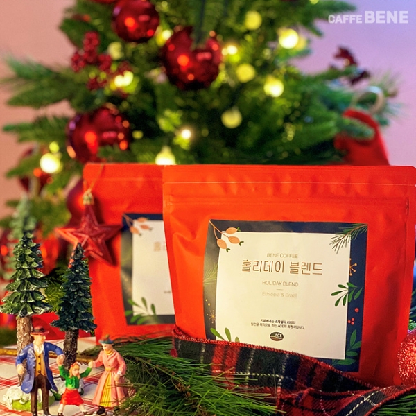카페베네는 크리스마스를 기념해 시즌 한정 ‘홀리데이 블렌드’를 지난 14일 출시했다. /사진=카페베네.