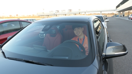 차도리 대학생 봉사단원이 22일 영종도 BMW드라이빙센터에서 운전교습을 받고 있다. / 사진 = 한화손해보험