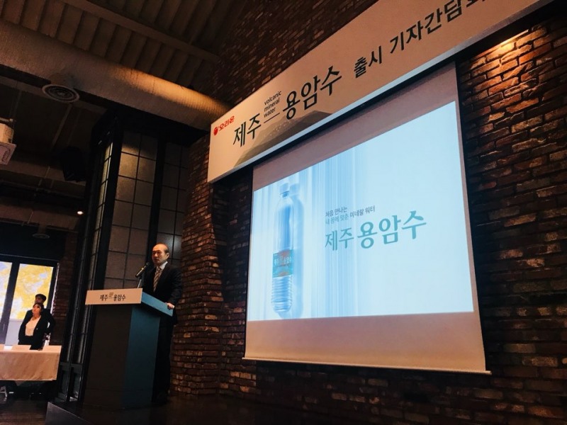 허인철 오리온 부회장이 제주용암수 출시 기자간담회에서 인사말을 하고 있다. /사진=구혜린 기자