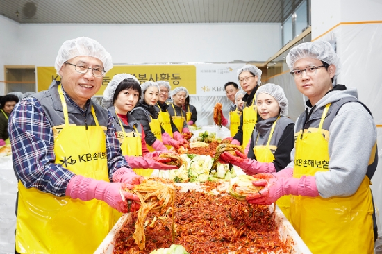 KB손해보험은 26일 서울 역삼동 소재 강남문화원 1층 굿잡자립생활센터에서 ‘2019 KB희망나눔 김장 봉사활동'을 진행했다. 이날 봉사활동에 참여한 KB손해보험 임직원 들이 김장 김치를 담그고 있다. / 사진 = KB손보